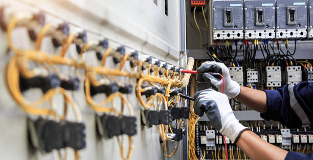 Professional Electrician technician working in Sturgeon, MO